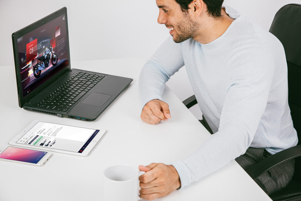 Een gelukkige verkoopdirecteur glimlacht achter zijn computer omdat hij zijn verkoopteam in staat heeft gesteld de tools van Salesdrive te gebruiken en zijn bedrijf nu een omzetstijging heeft gezien.
Hij krijgt promotie voor zijn uitstekende werk.